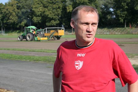 Fot. Jacek Babiel - Czesław Jakołcewicz na remontowanym stadionie